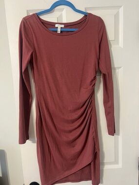 Leith Long Sleeve Ruched Asymmetrical Hem Dress in Mauve